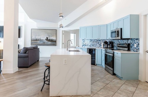Westbank Apartment | Lakefront penthouse at The Cove for 8 with pool, hot tub, balcony views & a huge chef’s kitchen. Three primary suites plus a loft, walk to Gellatly Bay & Nut Farm, minutes to the Westside Wine Trail. Ideal for family groups.