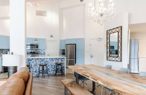 Westbank Apartment | Lakefront penthouse at The Cove for 8 with pool, hot tub, balcony views & a huge chef’s kitchen. Three primary suites plus a loft, walk to Gellatly Bay & Nut Farm, minutes to the Westside Wine Trail. Ideal for family groups.