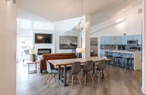 Westbank Apartment | Lakefront penthouse at The Cove for 8 with pool, hot tub, balcony views & a huge chef’s kitchen. Three primary suites plus a loft, walk to Gellatly Bay & Nut Farm, minutes to the Westside Wine Trail. Ideal for family groups.