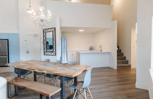 Westbank Apartment | Lakefront penthouse at The Cove for 8 with pool, hot tub, balcony views & a huge chef’s kitchen. Three primary suites plus a loft, walk to Gellatly Bay & Nut Farm, minutes to the Westside Wine Trail. Ideal for family groups.