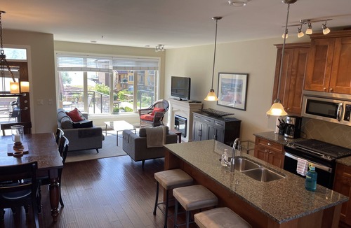 Westbank Condo | Lakefront, pool, hot tub, exc room. Book now for Aug 22 x 6 days and Sept 2026