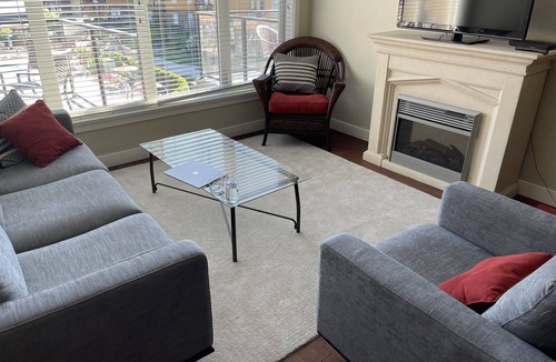 Westbank Condo | Lakefront, pool, hot tub, exc room. Book now for Aug 22 x 6 days and Sept 2026