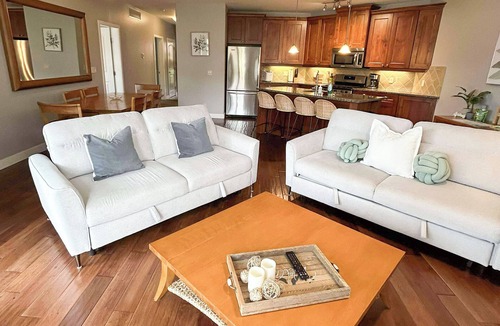 Westbank Condo | *LAKEFRONT + POOL VIEW* 3br/2bath Spacious + Beautiful Condo