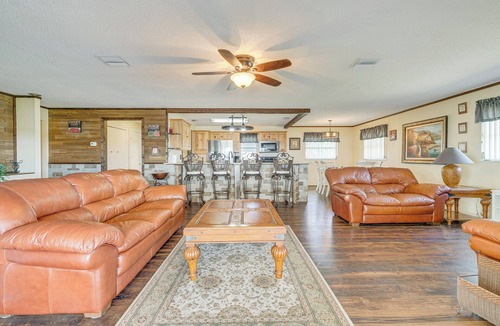 Hernando Cottage | Lakefront & Poolside! Family Retreat in Hernando