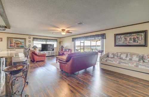 Hernando House | Lakefront & Poolside! Family Retreat in Hernando