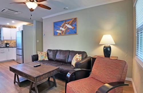 Siesta Key Condo | Lakefront Property on Siesta Key Among Tropical Landscape W/Heated Pool
