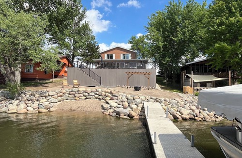 Aberdeen House | Lakefront property on the shore of Richmond Lake. Always in season. Always fun.