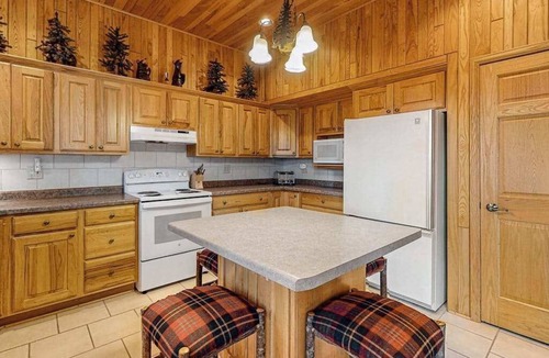 Manitowish Waters Condo | Lakefront resort retreat with screened porch, fireplace, pool, marina, & dining
