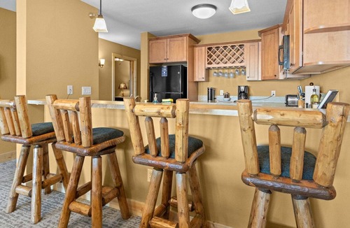 Two Harbors Condo | Lakefront Resort Condo with Pool & Hot Tub