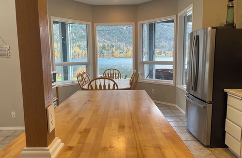 Nelson House | Lakefront Retreat 2 bedroom sleeps 6, private hot tub and beach.