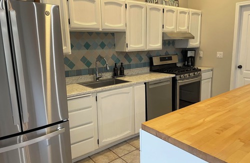 Nelson House | Lakefront Retreat 2 bedroom sleeps 6, private hot tub and beach.