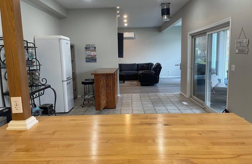 Nelson House | Lakefront Retreat 2 bedroom sleeps 6, private hot tub and beach.