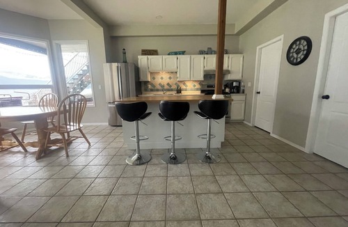 Nelson House | Lakefront Retreat 2 bedroom sleeps 6, private hot tub and beach.