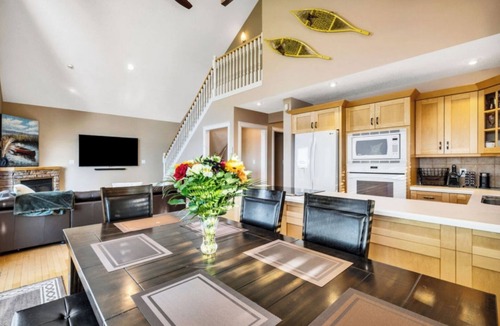 Westerose Cottage | Lakefront Retreat on Pigeon Lake Hot Tub+Starlink. Jul 12-19 available.