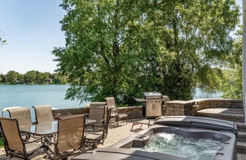Lake Shangrila House | Lakefront Retreat Sleeps 12, Hot Tub, Boats, 1Gig Fibre, Pets, Wilmot Ski