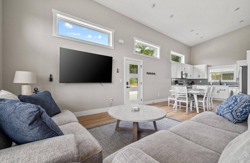 Reeds Spring Apartment | Lakefront Retreat, Swim Dock, Big Patio & Kid Fun Zone