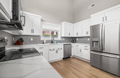 Reeds Spring Apartment | Lakefront Retreat, Swim Dock, Big Patio & Kid Fun Zone