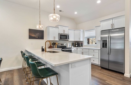 Table Rock House | Lakefront Rooftop Hangout Hot Tub Fire Pit Arcades