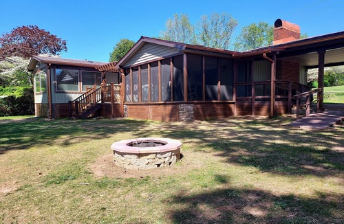 Hiawassee House | LAKEFRONT - "Sitting Rock" on Lake Chatuge - Hiawassee, Georgia
