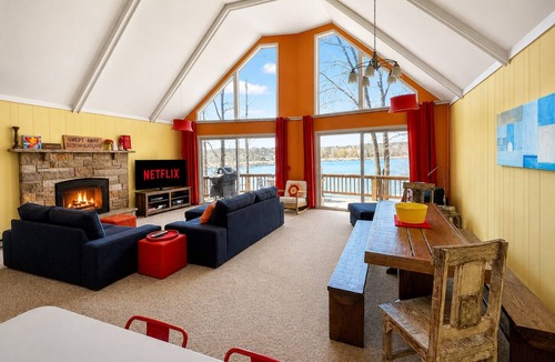 Pocono Lake House | Lakefront 🛶 Spa ♨️ Firepit 🔥 Boating 🚣‍♂️ Game Rm 🎮 Fishing 🎣 Sunsets 🌅