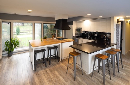 Gregory House | Lakefront! Spacious Family Oasis near A2 -Tennis Court & Private Dock
