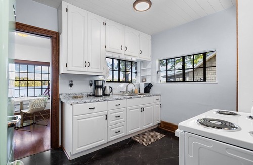 Lupton House | Lakefront Storybook cottage Hot Tub Fireplace 4 bd 2 bath.