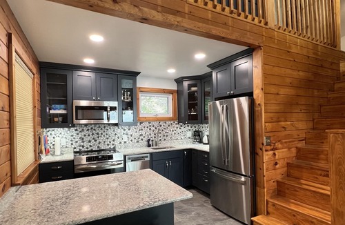 King Ferry Cottage | Lakefront, SUPs+kayaks, sunset views & fireplace! Wineries & brewery nearby! !