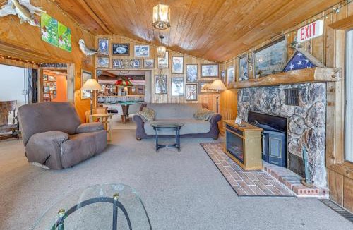 Suring House | Lakefront Suring Home w/Pool Table + Views!