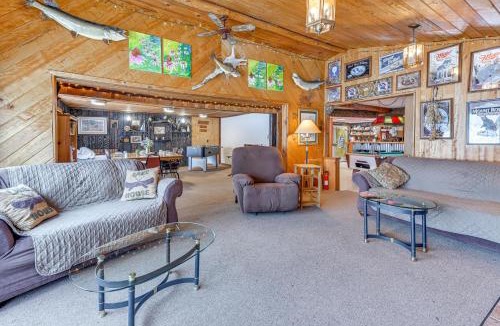 Suring House | Lakefront Suring Home w/Pool Table + Views!