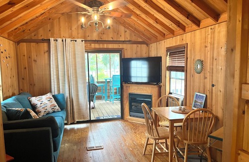 Summerton Cabin | Lakefront tiny cabin amazing view on Lake Marion! Pet friendly & sleeps 6