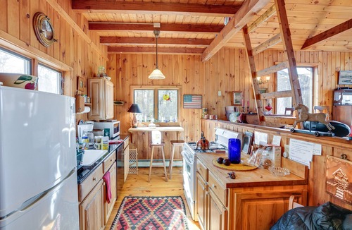 Athens Cabin | Lakefront 'Treehouse Sanctuary' w/ Pool Access!
