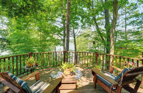 Athens Cabin | Lakefront 'Treehouse Sanctuary' w/ Pool Access!