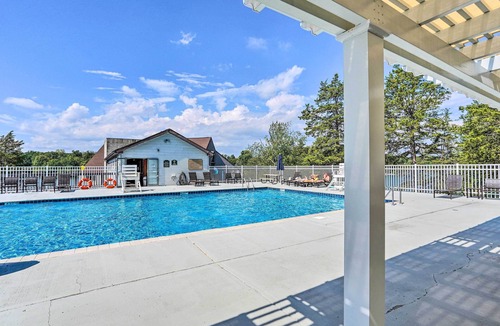 Athens Cabin | Lakefront 'Treehouse Sanctuary' w/ Pool Access!