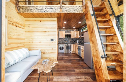 Mid America Cabin | Lakefront Treehouse, private island on Lake Hamilton with hot tub & boat dock!