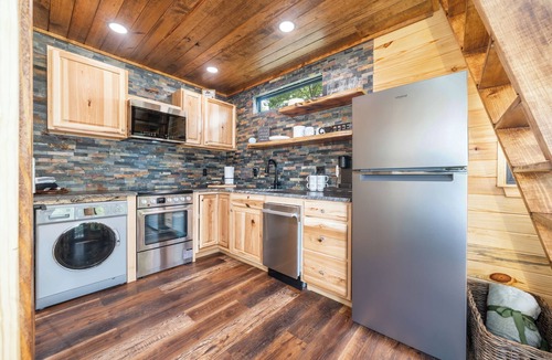 Mid America Cabin | Lakefront Treehouse, private island on Lake Hamilton with hot tub & boat dock!