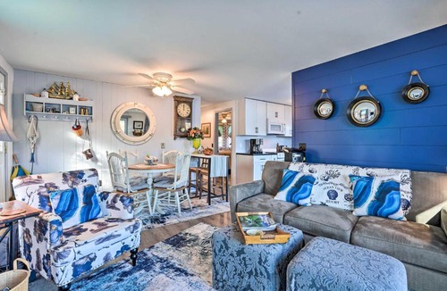 Tully House | Lakefront Tully Cottage with Screened Porch!