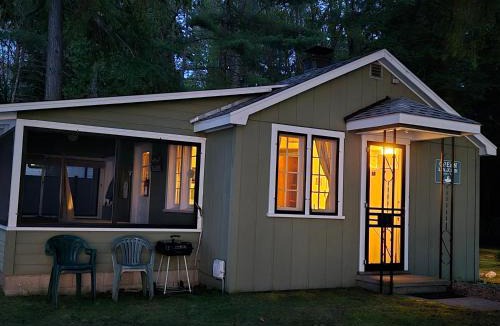 Honor House | Lakefront! Twin Birch Resort - The Green Laker