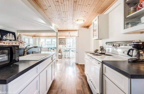 North Lakeport Cottage | Lakefront Shorewood Cottage with room to make amazing family memories.
