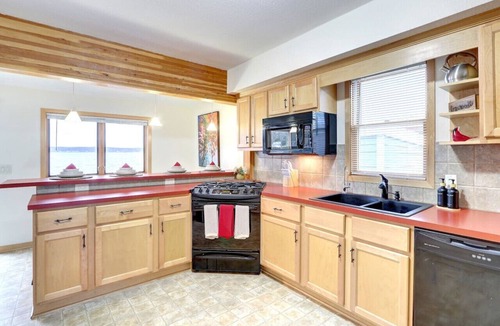 Colgate House | Lakefront Views + Walk to Dining | Kayaks + Firepit