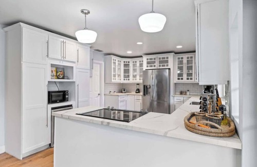 North Miami Beach House | Lakefront Villa/Private Beach/Pickleball court