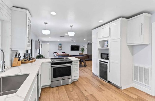 North Miami Beach House | Lakefront Villa/Private Beach/Pickleball court