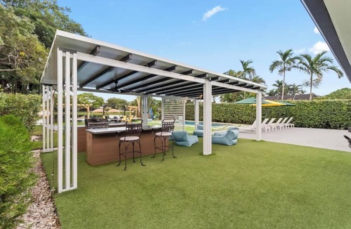 North Miami Beach House | Lakefront Villa/Private Beach/Pickleball court