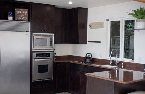 Viewpoint Cottage | Lakefront- water activities - close to train for Major international sporting event stadium