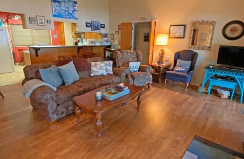 Kelleys Island House | Lakefront Western Breeze Cottage - 4Bdrms/2Baths