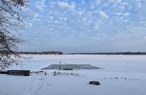 Navarre Cabin | Lakefront Winter getaway on Lake Minnetonka!