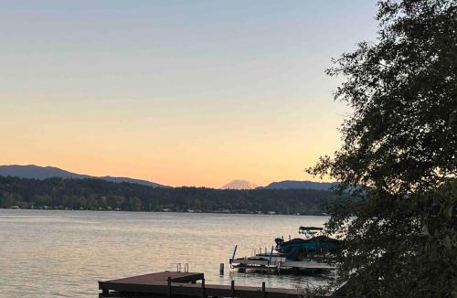 Viewpoint House | Lakefront with private beach