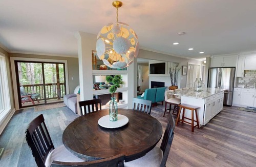 Bronston House | Lakefront Woodson Bend 115-4