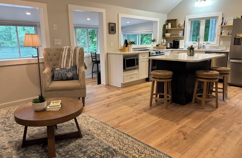Concord Cottage | Lakefront Year-Round Retreat with Kayaks & Dock in Concord, NH, Cozy & Modern"