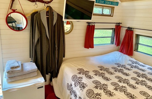 Lutz Cottage | Lakehouse Cozy Suite & Charming Vintage Camper at Little Cypress Guest Suites