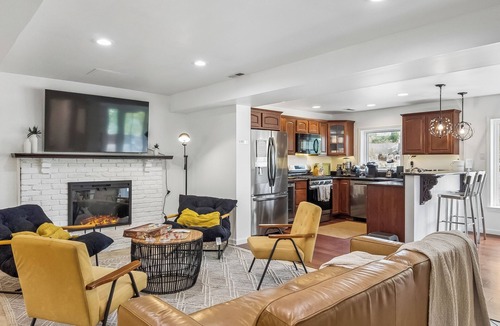 Marlton House | Lakehouse with Gorgeous View Family Friendly!